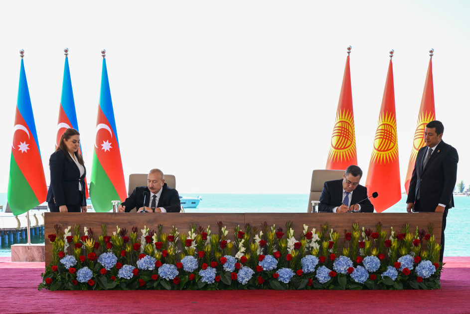 Azərbaycan Respublikası ilə Qırğız Respublikası arasında imzalanmış sənədlərin iyulun 31-də Azərbaycan Prezidenti İlham Əliyevin və Qırğızıstan Prezidenti Sadır Japarovun iştirakı ilə mübadiləsi mərasimi olub.