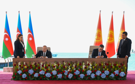 Azərbaycan Respublikası ilə Qırğız Respublikası arasında imzalanmış sənədlərin iyulun 31-də Azərbaycan Prezidenti İlham Əliyevin və Qırğızıstan Prezidenti Sadır Japarovun iştirakı ilə mübadiləsi mərasimi olub.