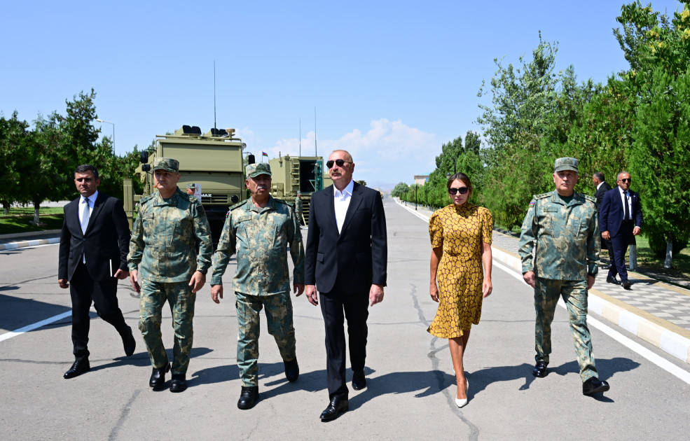 Prezident İlham Əliyev Əlahiddə Ümumqoşun Orduda yeni yaradılan komando hərbi hissələrinə Döyüş bayraqlarının verilməsi mərasimində iştirak edib