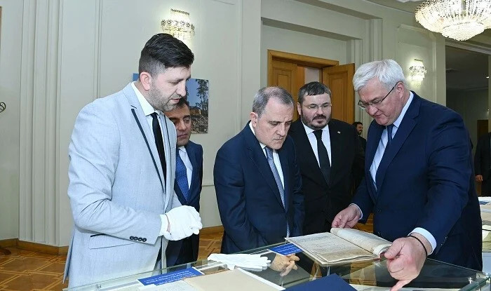 Bayramov Ukraynada AXC-yə dair sənədlərə baxdı