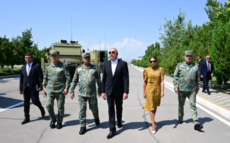 Prezident İlham Əliyev Əlahiddə Ümumqoşun Orduda yeni yaradılan komando hərbi hissələrinə Döyüş bayraqlarının verilməsi mərasimində iştirak edib
